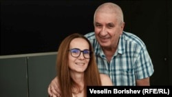 През 1989 фотографът Иван Григоров снима момичето Лейля, принудено от властите на НРБ да напусне родната си България и да се пресели в Турция. Следващият път, в който двамата се срещат, е през 2024 (на снимката).