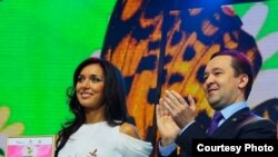 Җырчы Алсуга "алтын барс"ны Татарстанның хөкүмәт башлыгы Илдар Халиков тапшырды