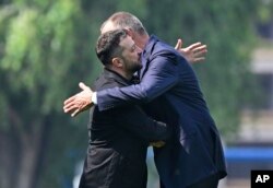 Cancelarul german Friedrich Merz întâmpinându-l pe președintele ucrainean Volodimir Zelenski la Berlin, pe 13 august.