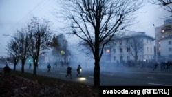 Riot police fired stun grenades at protesters as tens of thousands of people headed toward Independence Palace in Minsk on October 25.