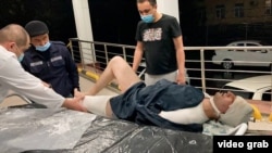 Токмоктолгон блогер Миразиз Базаровду дарыгер кароодо. Ташкент. 2021-жылдын 28-марты.