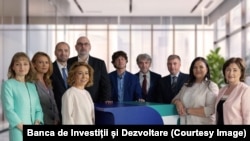 Cei șapte membri ai Consiliului de supraveghere și cei trei directori care conduc Banca de Investiții și Dezvoltare, instituție din subordinea Ministerului de Finanțe. Al patrulea de la stânga este directorul general, Dănuț-Leonard Sandu.
