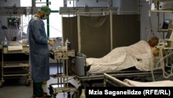 Cei mai afectați de varianta Delta sunt cei nevaccinați, anunță specialiștii. Imagine din Georgia, dintr-o secție de terapie intensivă. 