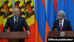 Президент Молдовы Игорь Додон (слева) и президент Армении Серж Саргсян, Ереван, 9 ноября 2017 г.