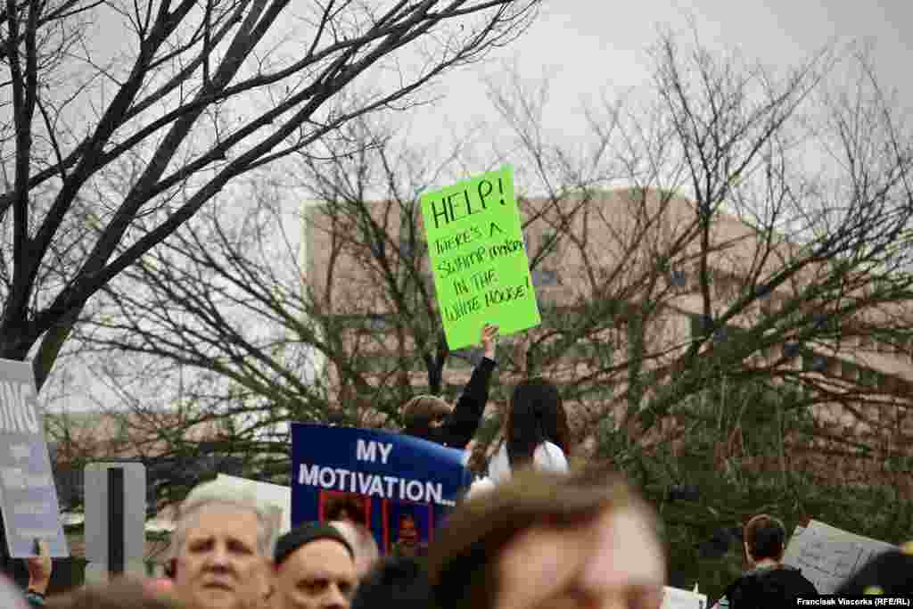 "Дапамажыце! У Белым доме - балотны монстар!"