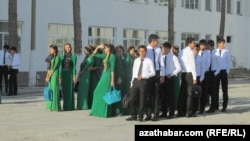 Mekdep lybasyndaky oglan-gyzlar