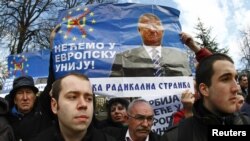 Ultradesničarska Srpska radikalna stranka se u Skupštini Vojvodine založila za potpuno ukidanje Autonomne Pokrajine Vojvodine: Na slici pristalice SRS drže poster osnivača stranke Vojislava Šešelja, osuđenog za ratne zločine (februar 2012.)