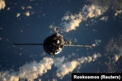 Орусиялык "Союз МС-17" космос кемеси Эл аралык космос бекетинин “Рассвет” модулуна жалгашуу алдында. (Бул кеме менен Сергей Рыжиков, Кэтлин Рубинс жана Сергей Кудь-Сверчков Эл аралык космос бекетине жеткирилген). 2020-жылдын 14-октябры.