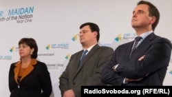 Украинаның  жаңа үкіметіндегі үш шетелдік министр - (солдан оңға қарай) Наталья Яресько, Александр Квиташвили және Айварас Абромавичус. 