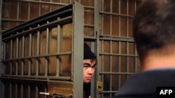 Мигрант-нелегал из Узбекистана в полицейском участке на Казанском вокзале Москвы. 24 января 2012 года.