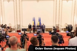 Președinții PNL, PSD, UDMR, USR și Grupului Minorităților, luni, 23 iunie 2025, la Senat, la semnarea acordului politic.