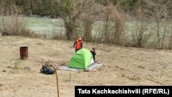 სოფელ ნამოხვანში, ადგილობრივი მოსახლის ლალი ეფრემიძის ეზო, მდინარე რიონის ნაპირას, სადაც რამდენიმე თვეა კარვებია გაშლილი