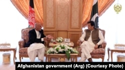 اشرف غنی رئیس جمهور افغانستان (چپ) و عمران خان صدراعظم پاکستان