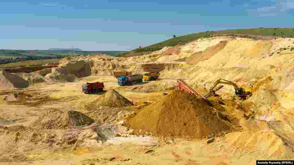 Тутешній ландшафт помітно поцяткований слідами розробки кар'єру. Кварцевидний пісок тут почали добувати в 2015 році, а через три роки в інтернеті з'явилося оголошення, що кар'єр продається за 350 мільйонів рублів, або 5,2 мільйонів доларів США