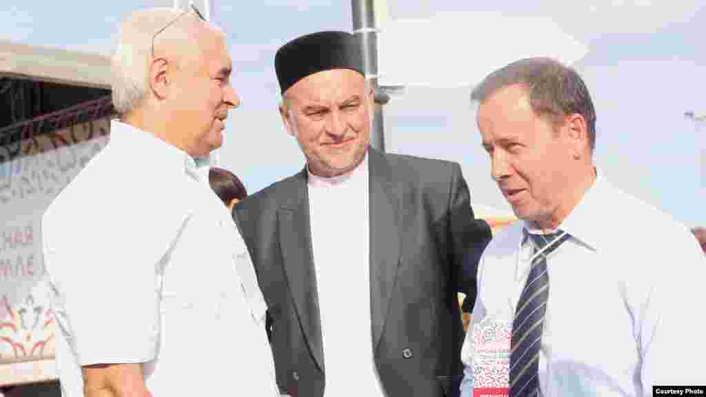 (у) Казанда рестораннар һәм кунакханәләрне сафка бастыручылар берләшмәсе җитәкчесе, "Тәмле" фестивале оештыручысы Зөфәр Гаязов Мәрҗәни мәчете имам-хатыйбы Мансур Җәләлетдинов белән