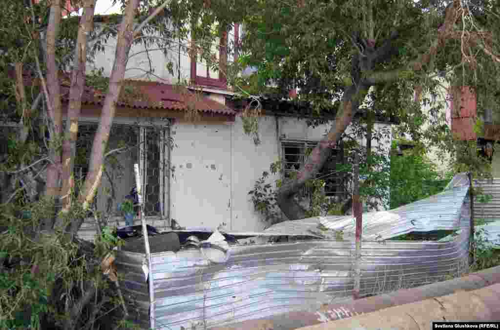 От удара взрывной волны покосился железный забор рядом с близлежащим жилым домом. Астана, 24 мая 2011 года.  - От удара взрывной волны покосился железный забор рядом с близлежащим жилым домом. Астана, 24 мая 2011 года. 