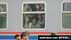 Türkmen ýetginjekleri harby gulluga alnyp barylýar.