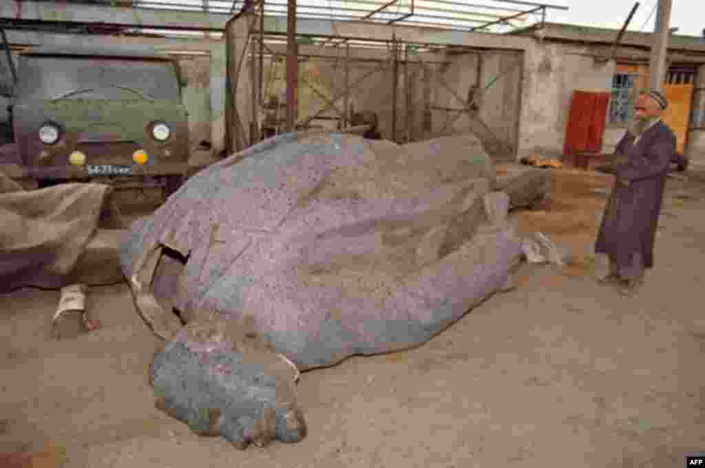 Дүйшөмбүнүн борбордук аянтындагы дүйнөлүк пролетариаттын жолбашчысы Владимир Лениндин эстелиги кулатылды.