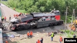 Urmările prăbușirii unui pod și ale deraierii unui tren în regiunea Bryansk din Rusia