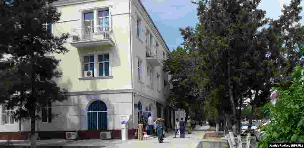 Aşgabadyň Magtymguly şaýolunyň ugrundaky dükanyň öňünde nobata duran ýaşaýjylar