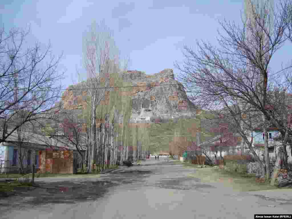 Вид на Сулейман-тоо со стороны микрорайона "Черемушки".