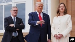 Președintele Donald Trump (în centru), vorbește cu presa, în timp ce este întâmpinat de premierul britanic, Keir Starmer (stânga), și soția acestuia, Victoria, la Turnberry, în Scoția, 28 iulie.