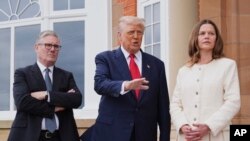 АҚШ президенті Дональд Трамп Ұлыбритания премьер-министрі Кир Стармермен және оның әйелі Викториямен кездесерде журналистермен сөйлесті. Тернберри, Шотландия. 28 шілде 2025 жыл.