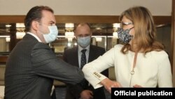 Фотографија од средбата на Бујар Османи и Екатерина захариева во Софија на 9 октомври 2020.