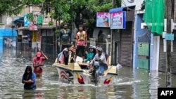 Пацярпелыя ад паводкі людзі эвакуююцца пасьля моцных дажджоў у Каломба, Шры-Ланка, 29 лістапада 2025