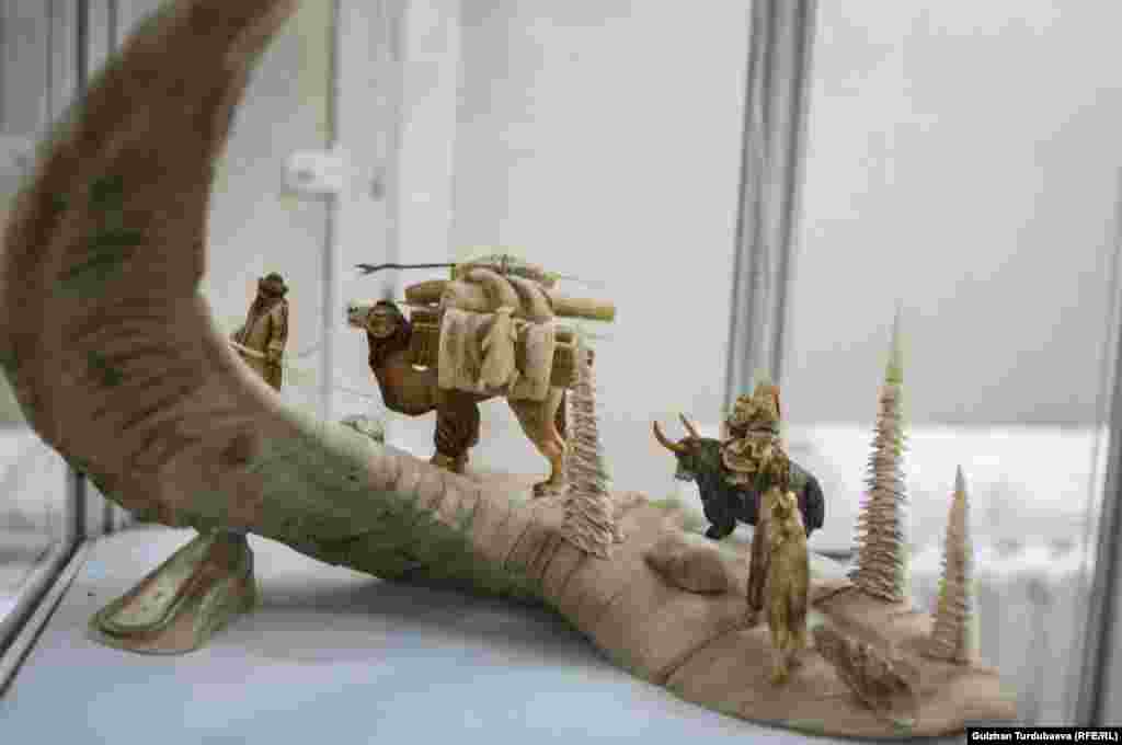 Асанбек Жакыпбаевдин мүйүздөн жасалган "Кыргыз көчү" эмгеги.&nbsp;