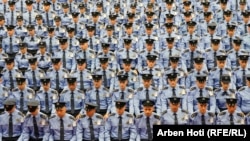 Mladi pripadnici kosovske policije tokom ceremonije dodele diploma (foto arhiv)
