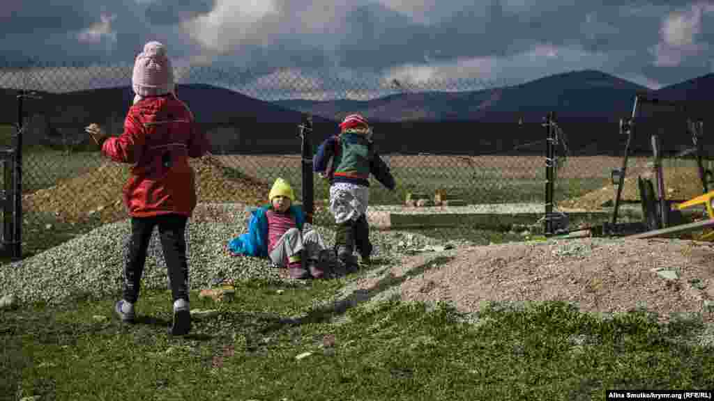 Дочки Мер'єм і Руслана грають у дворі 