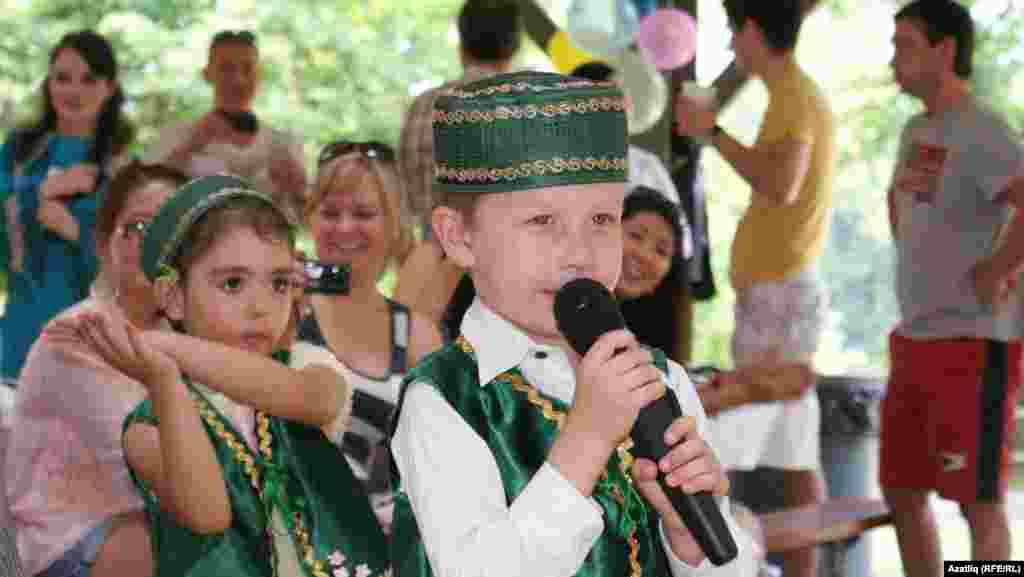 Хәйдәр Гыйлметдинов "Әпипә"не җырлап күрсәтте