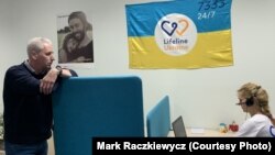 Пол Найланд, засновник і директор благодійного фонду «Лінія життя України» в Києві. На американський День подяки Американська торговельна палата в Україні присудила Найландові свою щорічну нагороду за найкраще досягнення за створення цієї «гарячої лінії»