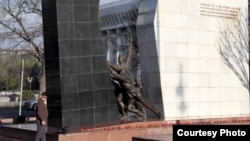 7-апрель, 2025-жыл. Бишкектеги Апрель окуясына арналып тургузулган эстелик 