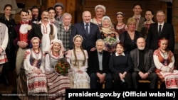 Лукашэнка ў атачэньні новых актораў Купалаўскага тэатру, люты 2021