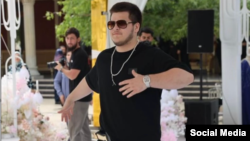 Адам Кадыров на своей свадьбе с золотым пистолетом и в часах, оригинал которых стоит семь миллионов долларов 