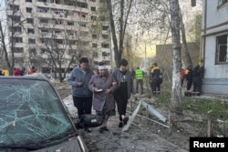 Urmările unui atac rusesc la Harkov, pe 18 aprilie 2025.