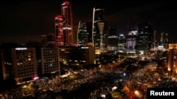 Protestatari pe una din arterele principale ale capitalei sud-coreene, la 7 decembrie.