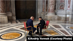 Donald Trump și Volodimir Zelensky la Roma, la funeraliile Papei Francisc - 26 aprilie 2025.