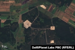 O imagine de la Planet Labs din 31 august arată patru zone separate de construcție în apropierea localității Paulauka, Belarus, la 60 de kilometri sud de Minsk, legate între ele prin drumuri.