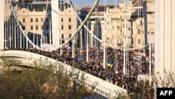 Protestatari maghiari participă la o demonstrație pe Podul Erzsebet (Elisabeta) din Budapesta împotriva tentativelor guvernamentale de a restricționa dreptul la întrunire și a extinde metodele de supraveghere, 8 aprilie 2025