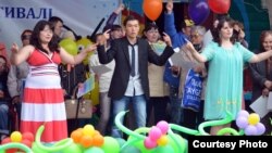 Выступление инвалидов на сцене городского парка культуры и отдыха "Восток". Темиртау, 15 июня 2013 года.     