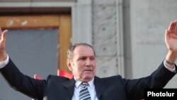 Лидер Армянского национального конгресса Левон Тер-Петросян выступает на митинге, Ереван, 30 июня 2011 г.