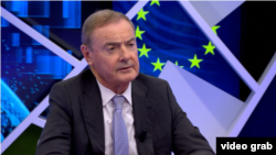 David O'Sullivan, trimisul special al UE pentru sancțiuni, în timpul unui interviu acordat anterior pentru RFE/RL, la Bruxelles, pe 11 iunie 2025.