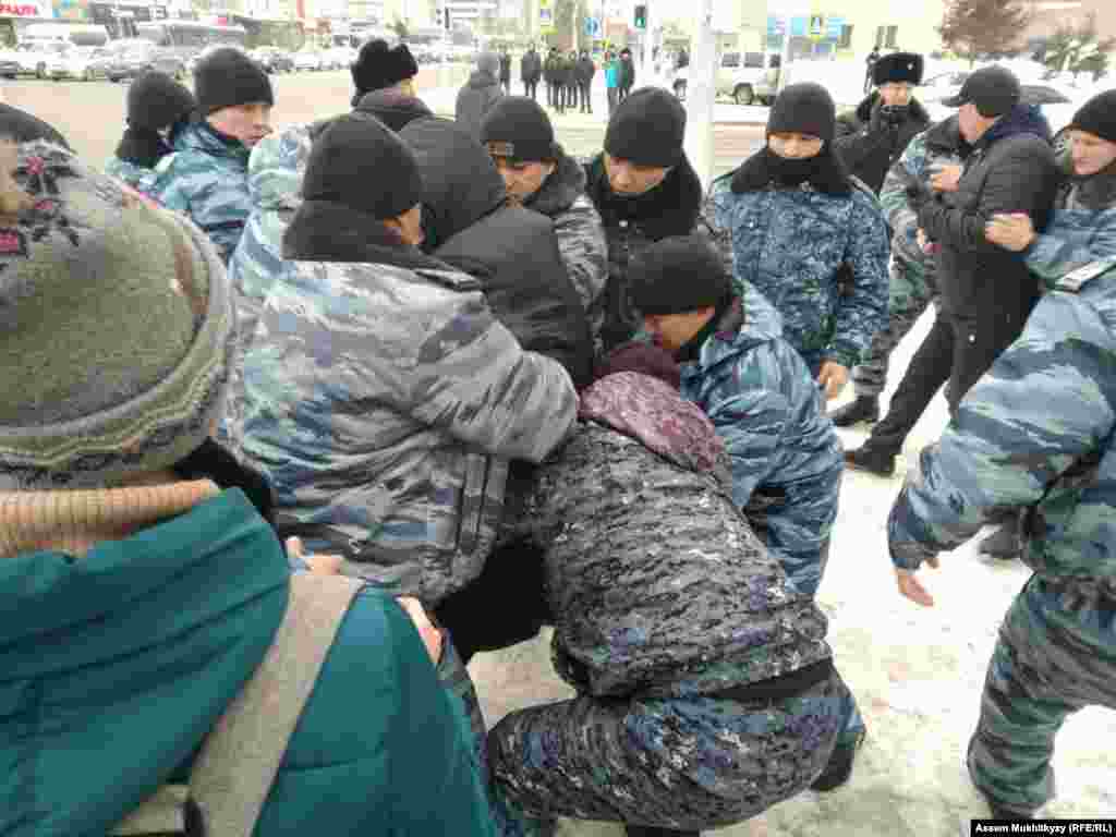 "Азаттыктын" казак кызматынын кабарчылары Чымкенте полиция Көз карандысыз паркынын жанынан жыйырма кишини, Актөбөдө 10 кишини кармаганын кабарлады.