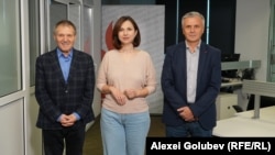 Victoria Coroban, gazda podcastului „Dincolo de știri”, alături de analiștii Nicolae Negru și Igor Boțan, în redacția Europei Libere de la Chișinău.