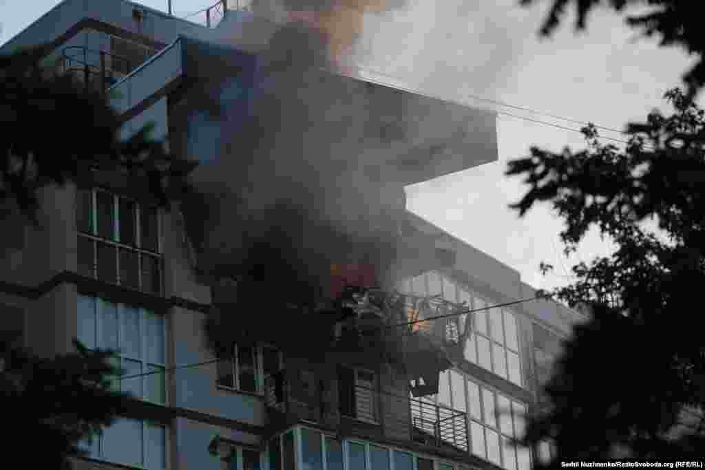 Түндөгү чабуулдан кийин тутанган өрт. 