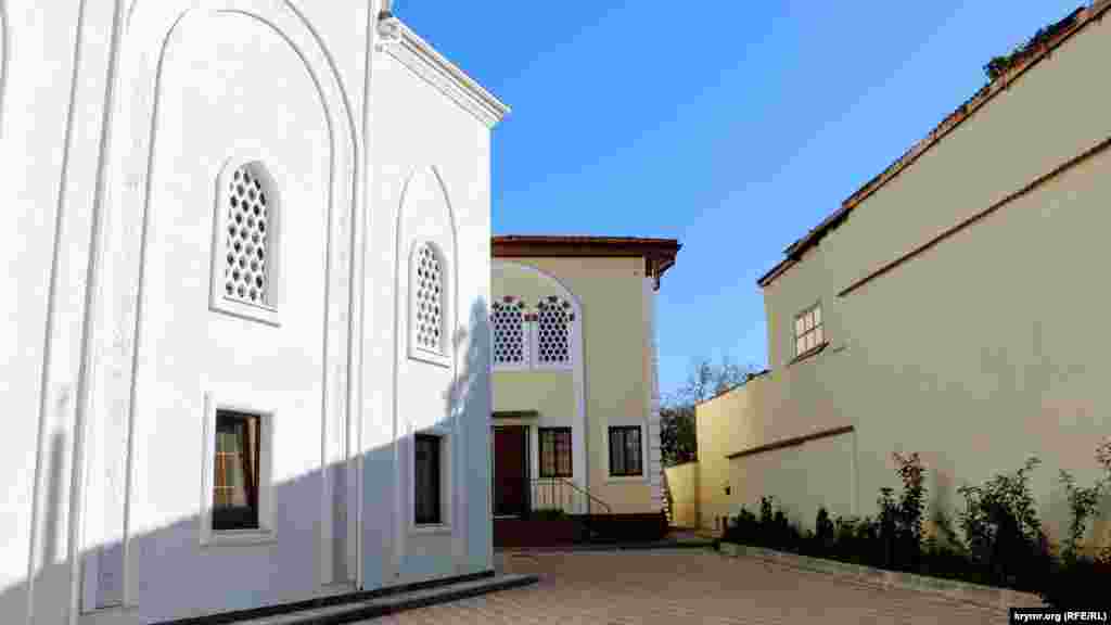 "Seit-Settar" kompleksiniñ terkibine cami, medrese, telebe yataqhaneleri ve diniy cemiyetiniñ memuriy binası kire