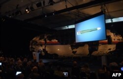 Нидерландиянын Коопсуздук кеңешинин төрагасы Чиббе Йаустра Гильзе Рижен аэродромунда "Боинг 777" кантип кыйраганын баяндап берүүдө. 13-октябрь